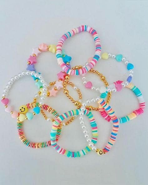 Bracelet Organization Ideas, Preppy Bracelet Ideas, Kpop Bracelet, Make Clay Beads, Clay Bead Necklace, Diy Friendship Bracelets Tutorial, Preppy Bracelets, Preppy Jewelry, Friendship Bracelets Tutorial