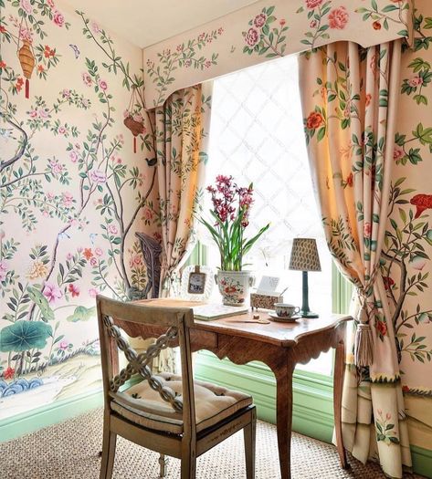 Chinoiserie walls and matching chinoiserie curtains! Love! Credit: @degournay #chinoiserie #chinoiseriewallpaper #chinoiseriechic… | Instagram Florence Wallpaper, Chinoiserie Wall Panels, Chinoiserie Curtains, Chinoiserie Panels, Chinoiserie Mural, Modern Chinoiserie, Chinese Wallpaper, Pink Contrast, White Lady