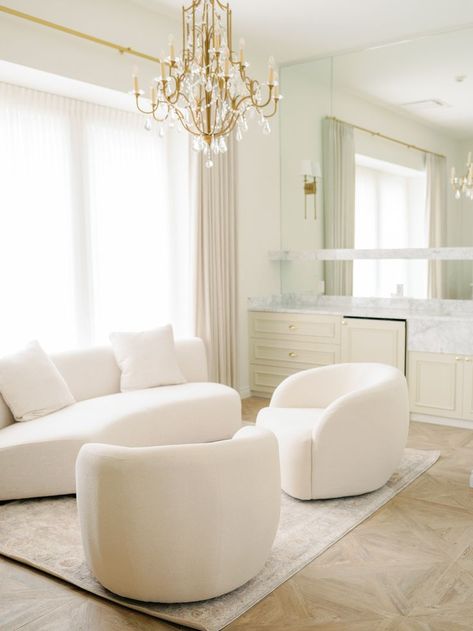 Luxury Bridal Suite Luxury Bridal Suite, Bridal Getting Ready Room Decor, Wedding Venue Luxury, Wedding Reception Elegant, Groom Room, Indoor Wedding Reception, Relaxing Morning, Wedding Trailer, Alberta Wedding