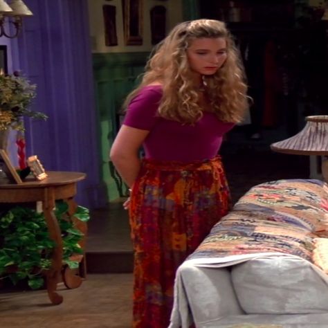 This flowy outfit from Phoebe that's the definition of a new style I've just made up called, "ethereal chill". Rachel Monica And Phoebe, Best Friends Outfits, Monica And Phoebe, Lisa Kudrow Friends, Phoebe Buffay Outfits, Flowy Outfit, 90s Fashion Party, Friends Outfits, Monica Dress