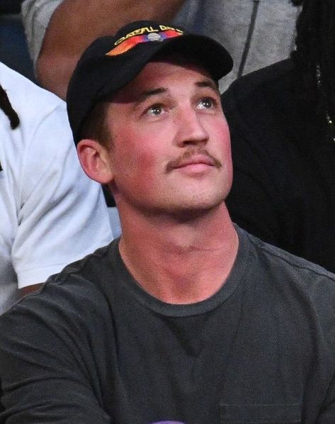 Mile Teller, Miles Teller Hot Maverick, Attractive Celebrities, Pretty Celebrity, Rooster Maverick, Celeb Crushes Guys, Celebrity Crush Aesthetic, Men Celebrities, Popular Celebrity Crushes