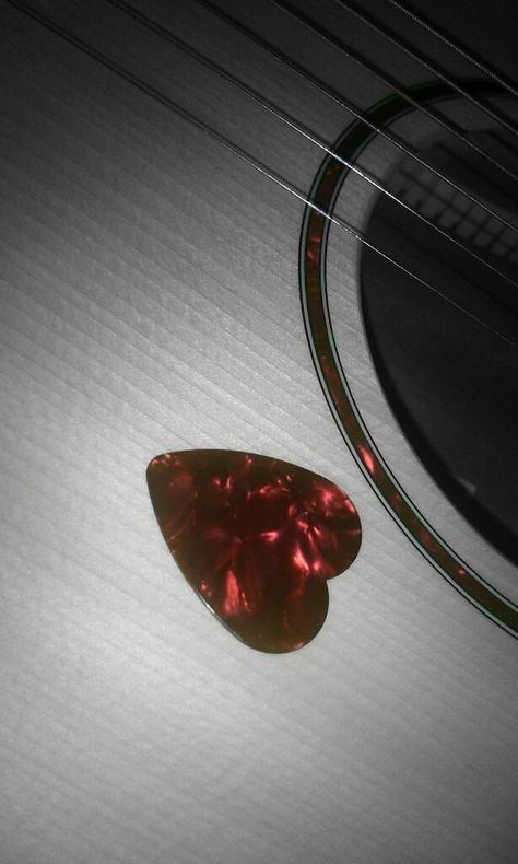 Heart Guitar, Guitar Pick Aesthetic, Guitar Picks Aesthetic, Diy Guitar Pick, Cute Guitar Picks Aesthetic, Aesthetic Guitar Picks, Heart Shaped Guitar, Cute Guitar Picks, Guitar Picks Crafts