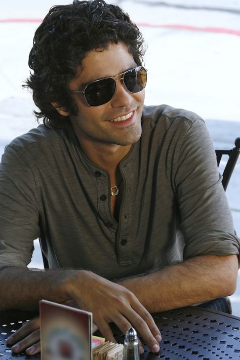 Ways To Style Curly Hair, Curly Hair Celebrities, Vincent Chase, Naturally Wavy Hair, Adrian Grenier, Style Curly Hair, Curly Hair Trends, How To Curl Short Hair, Celebrity Wallpapers