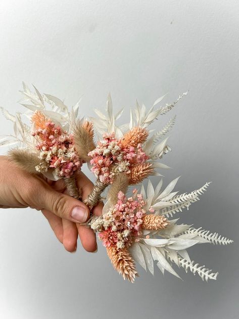 Grooms Flowers Boutonniere, Blush Wedding Ceremony, Bohemian Groom, Dried Flower Boutonniere, Mood Wedding, Pink Boutonniere, Flowers Australia, Groom Buttonholes, Groomsmen Accessories