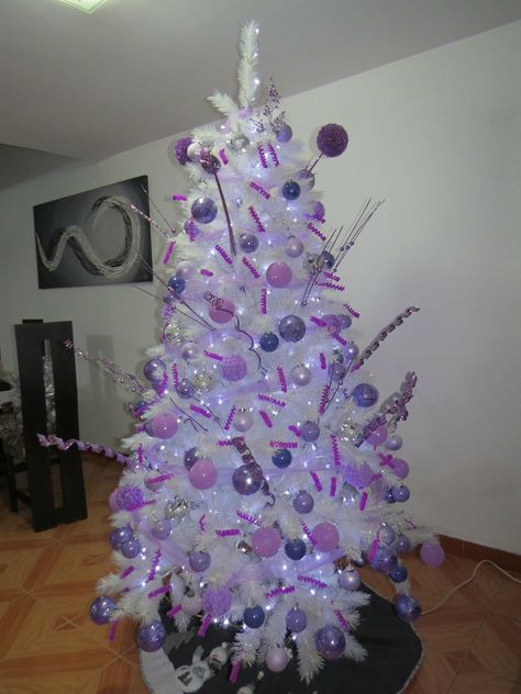 Purple Christmas Decorations, White Christmas Tree Decorations, Grinch Decorations, Purple Christmas Tree, Christmas Tree Inspo, Lights For Christmas, Cute Christmas Decorations, Creative Christmas Trees, Christmas Decor Inspiration