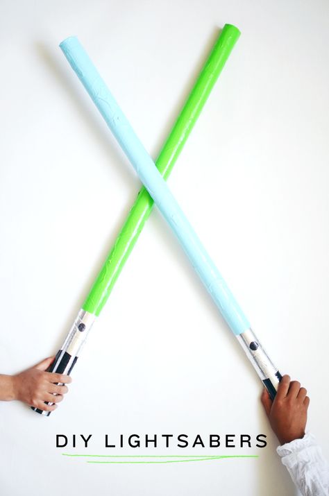 DIY star wars lightsabers Home Made Light Saber, Diy Lightsaber For Kids, Diy Light Sabors, Star Wars Blaster Diy, Light Saber Diy, Lightsaber Craft, Lightsaber Diy, Mandalorian Party, Purple Lightsaber