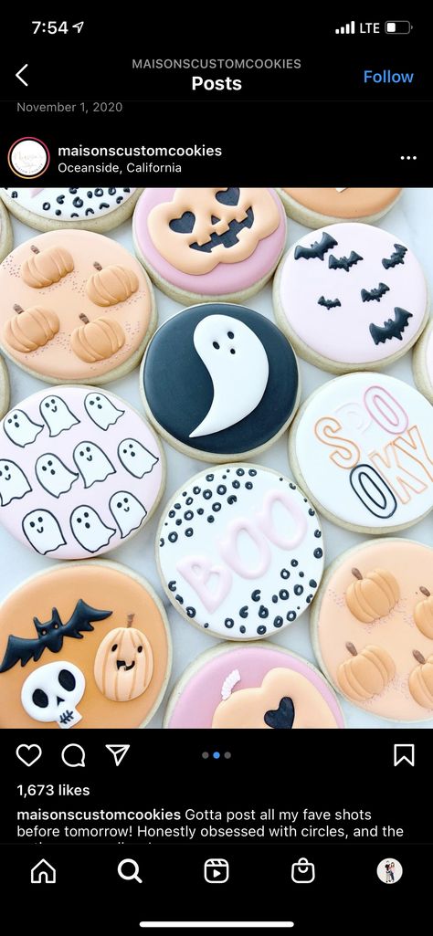 Circle Halloween Cookies Royal Icing, Happy Booday Cookies, Circle Halloween Cookies Decorated, Simple Halloween Cookies Royal Icing, Halloween Custom Cookies, Simple Halloween Sugar Cookies Decorated, Halloween Ghost Cookies Decorated, Round Halloween Sugar Cookies, Circle Halloween Sugar Cookies