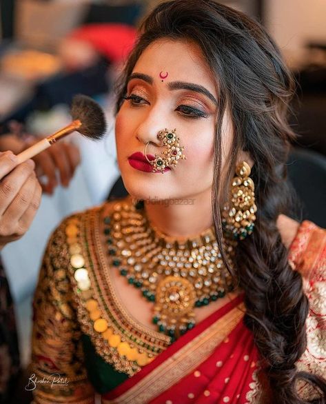 Smooth Bun, Bridal Makeup Pictures, Nath Bridal, Marathi Mulgi, Bridal Hairstyle Ideas, Hair Style On Saree, Marathi Bride, Engagement Look, Indian Bride Makeup