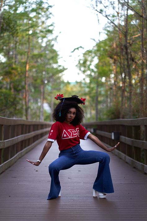 Delta Sigma Theta Graduation Cap, Delta Sigma Theta Poses, Delta Sigma Theta Photoshoot Ideas, Delta Sigma Theta Aesthetic, Delta Graduation Pictures, Delta Sigma Theta Graduation Pictures, Dst Photoshoot, Delta Sigma Theta Photoshoot, Delta Sigma Theta Outfits