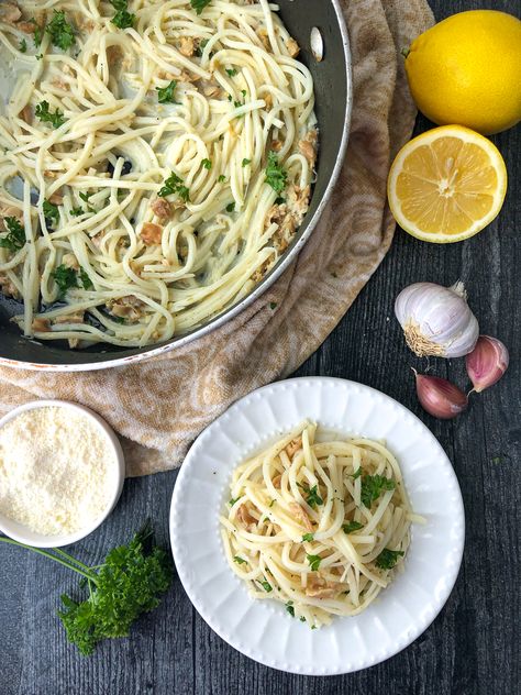 If you are looking for a keto seafood dinner, try this Palmini linguine with keto clam sauce. The Palmini low carb pasta had great texture and goes so well with the garlicky, buttery white clam sauce. Best of all this keto dinner takes just about 15 minutes to make and 210 calories and 5g net carbs! Pasta Alternative Low Carb, Linguine And Clams, Clam Sauce Linguine, Clam Pasta, White Clam Sauce, Keto Seafood, Easy Keto Dinner, Clam Sauce, Pasta Alternative