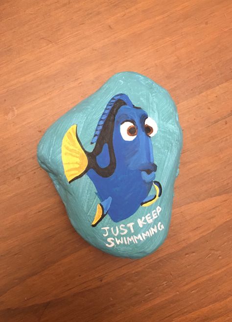 Dory painted rock; Finding Nemo #disney Dory Rock Painting, Finding Nemo Painted Rocks, Nemo Painted Rock, Rock Painting Ideas Cartoon, Disney Rock Painting Ideas, Rock Finding, Nemo Disney, Baby Dory, Diy Garden Decor Projects