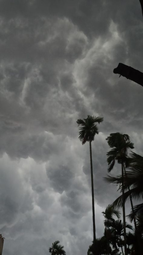 Weather Before Rain Aesthetic, Grey Hour Aesthetic, Stormy Weather Aesthetic, Grey Hour, Grey Sunset, Grey Weather, Hour Aesthetic, Dark Weather, Dark Clouds