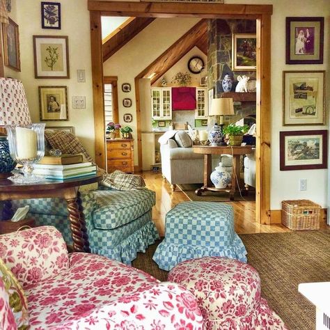 Grandma Glam Decor, Window Box Cottage, Cozy Welcoming Home, English Cottage Living Rooms Cozy, Country Cottage Living Room Ideas, Cottage Aesthetic House, English Cottage Living Room, Small House Living Room, Cozy English Cottage