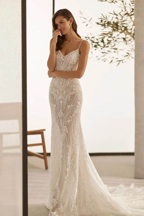 Rosa Clará Brautkleid - Modell Calder | Lin-Riehl ❤️ Rosa Clara Bridal, Rosa Clara Wedding Dresses, Bridal Boutique, Beautiful Gowns, Wedding Bride, Fit And Flare, Bridal Style, Bridal Gowns, Wedding Dresses