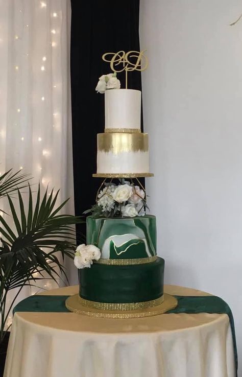 White and emerald green wedding cake with gold brushed and marble effect Elegant White And Green Wedding Cake, Quinceañera Cake Ideas Emerald Green, Emerald And Gold Wedding Cake, Emerald Green And Gold Wedding Cake, Emerald Green Cake Ideas, White And Emerald Green Wedding, White Gold And Green Wedding, Green Gold And White Wedding, Emerald Green Cake