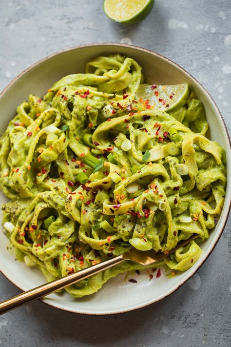 Bowl of pasta with a green sauce Vegan Avocado Pasta, Creamy Avocado Pasta, Creamy Avocado Sauce, Pastas Recipes, Avocado Pasta, Healthy Plant Based Recipes, Meat Free Recipes, Vegan Pasta Recipes, Spiralizer Recipes