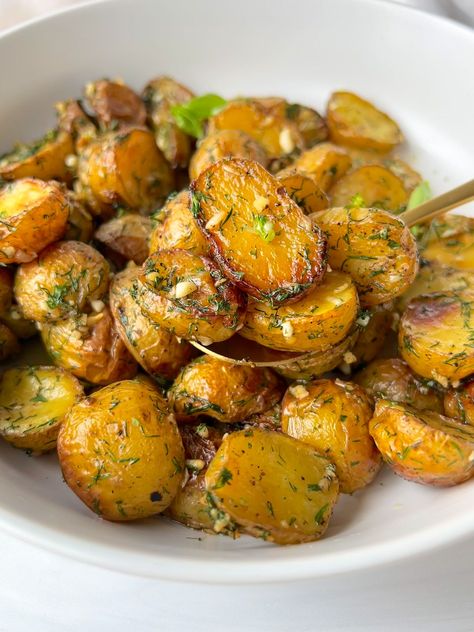 Easy Bulgarian Garlic & Dill Potatoes: This recipe is simply home for me. These easy garlic and dill potatoes are on the menu in every Bulgarian Healthy Golden Potato Recipes, Parsley Potato Salad, Bulgarian Potato Salad, Garlic Dill Potatoes, Vegan Garlic Potatoes, Breakfast Skillet Healthy, Bulgarian Dishes, Cucumber Boats, Sushi Boats