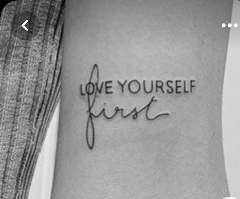 Minimal Unique Tattoos, Love Yourself Tatuaje, Tattoo Love Yourself, Love Yourself Tattoo, Hand Tattoos For Girls, Tattoos For Girls, Design Black And White, Writing Tattoos, Text Tattoo