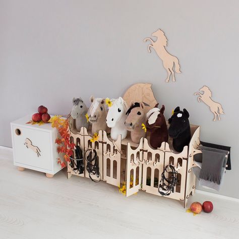 Hobby Horse Stable, Hobby Horse Stall, Stick Horse Stable, How To Build A Toy Horse Stable, Doll Horse Stable Diy, Wooden Hobby Horse, Wood Horse Toy, Stick Horses, Hobby Horses