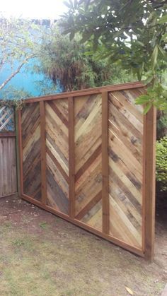 Pallet Fence Diy, Wood Pallet Fence, Paint Concrete Patio, Pasture Fencing, Diy Privacy Fence, Concrete Patios, Privacy Fence Designs, Pallet Fence, Backyard Privacy