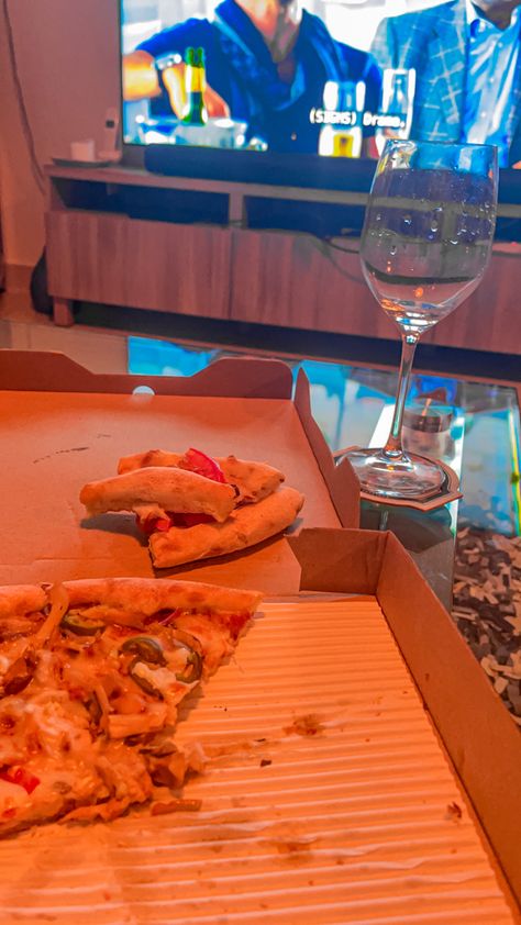 Weekend mode Netflix + pizza + wine Wine And Netflix Night, Ab Pics, Boys Mirror, Papa Pizza, Wine And Pizza, American Fast Food, Pizza House, Weekend Mode, Drink Photography