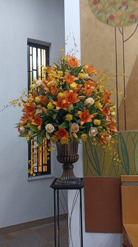 Church Altar Flowers, Glass Decor Ideas, Urn Arrangements, Modern Floral Arrangements, Floral Art Arrangements, Altar Arrangement, Altar Flowers, Large Flower Arrangements, Church Flower Arrangements