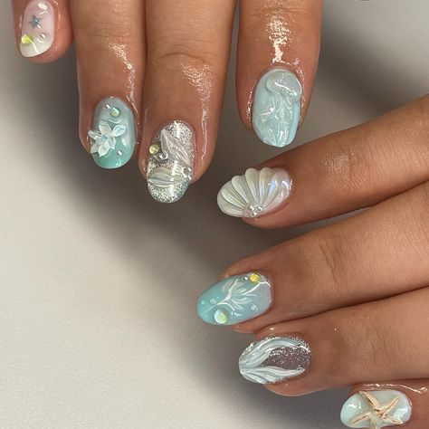 Hi ehe, I think.. i think i ate this set 👨🏻‍🍳 Mermaid tail inspo from @wacky.studios 😋 Starfish inspo from @amys.clients Mermaid Nails Short, Mermaid Inspired Nails, Basic Nails, Cute Summer Nails, Mermaid Nails, Nail Design Inspiration, Summery Nails, Short Acrylic Nails Designs, Valentine's Day Nails