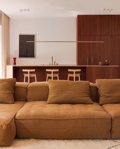 When Polish art meets sunny minimalism with a hint of midcentury vibe. Interior design: Paweł Pajączkowski @pajaczkowskistudio. Photo: ONI studio @onistories - vintage interieur | vintage living room | design accessories | retro interior design Vintage Living Room Design, Vintage Minimalism, Retro Interior Design, Polish Art, Simple Interior, Design Accessories, Retro Interior, Vintage Living Room, Luxury Living Room