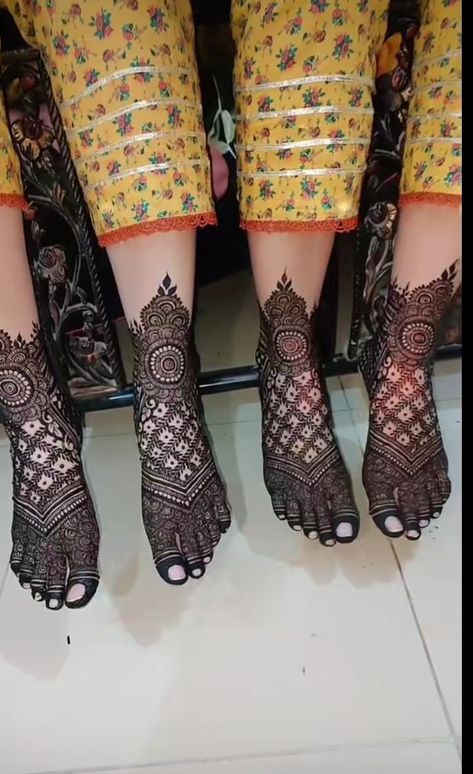 Simple Mehndi For Leg, Bridel Leg Mehandi Design, Bridal Mehndi Foot Designs, Hina Ideas, Bridal Mehndi Designs For Foot, Legs Mehndi Design Bridal, Bridal Leg Mehendi Designs, Bridal Feet Mehndi Designs, Shadi Preparation