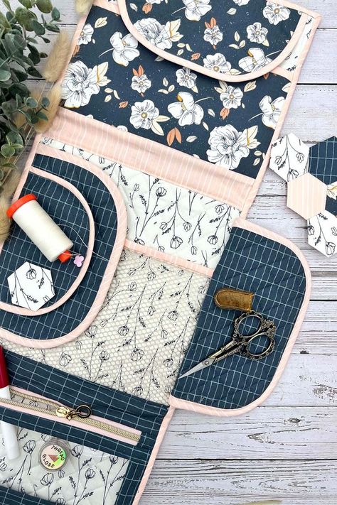 Travel Sewing Case, Quick Sewing Gifts, Sewing Kit Bag, Sewing Atelier, Sewing Station, Crochet Hook Case, Sewing Case, Travel Sewing, Diy Fabric Crafts