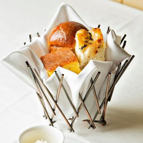 ♥♥♥ Xmas Bread, Bread And Butter Basket, Bread Basket Aesthetic, Restaurant Bread Basket, Restaurant Bread, Bread Basket Restaurant, Ceramic Bread Basket, Bread Serving Basket, Serving Ideas