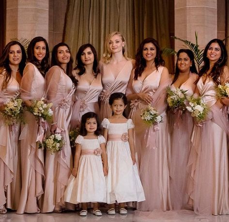 priyankachoprafan on Instagram: “Bridesmaids 💞” Priyanka And Nick Jonas, Wardrobe Sudoku, Bridesmaid Outfit Ideas, Priyanka And Nick, Priyanka Chopra Wedding, Nita Ambani, Indian Bridesmaid Dresses, Indian Bridesmaids, Heartwarming Pictures