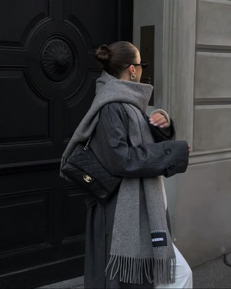 Gray Scarf Outfit, Europe Winter Fashion, Short Cuir, Scarf Outfit, Autumn Fits, Look Short, Looks Street Style, Autumn Outfits, Cold Weather Outfits