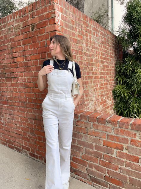 Dressed Up Overalls Outfit, Styling White Overalls, How To Style White Overalls, White Denim Jumpsuit Outfit, White Denim Overalls Outfit, Dungree Styles Jeans, Dangri Outfit, Dungree Outfit, White Overall Outfit