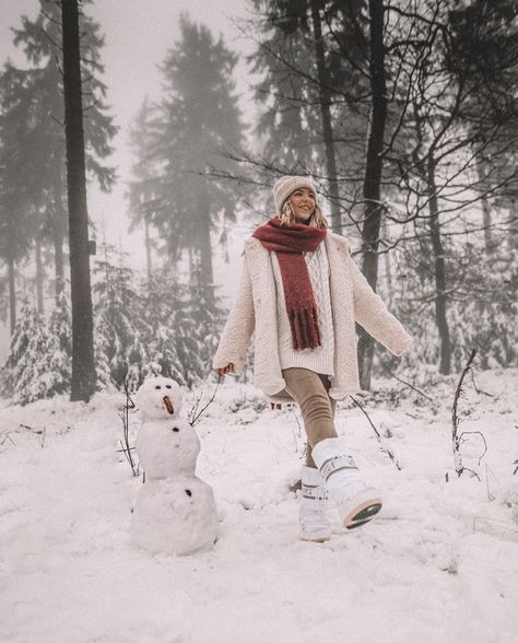 Photography In Snow Ideas, Winter Photoshoot Senior Pics, Senior Picture Ideas Winter Snow Photography, Snow Fotos Ideas, Snow Photoshoot Ideas Portraits, Snowy Picture Ideas, Winter Photoshoot Ideas Indoor, Cute Winter Photoshoot Ideas, Snow Poses For Instagram