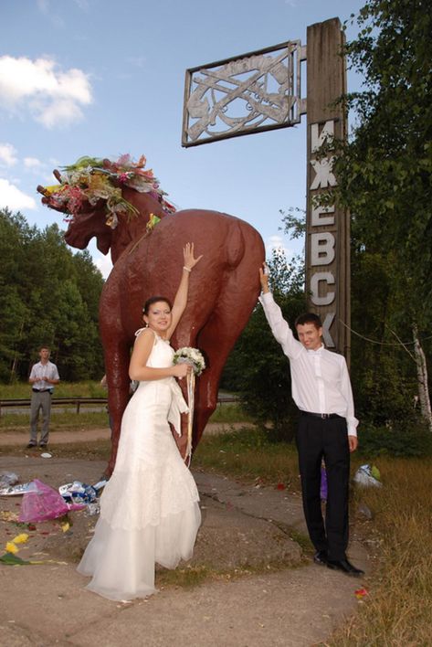 Cursed Wedding Photos, Frat Wedding, Peter Schouten, Wedding Meme, Weird Wedding, Moss Wedding, Funny Family Photos, Funny Wedding Pictures, Funny Bride