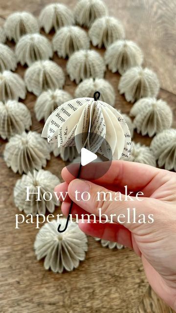 Recycled Book Pages Crafts, Folded Books Tutorial, Crafts For Kids To Sell, Bookish Crafts, Upcycled Books Crafts, Altered Books Pages, Paper Umbrella, Old Book Crafts, Paper Play