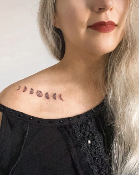 Collarbone Moon Phase Tattoo, Moon Phases Collar Bone Tattoo, Moon Phases Tattoo Collar Bone, Moon Collar Bone Tattoo, Tatted Quotes, Moon Cycle Tattoo, Moon Phases Tattoo, Amazing Body, Collar Bone Tattoo