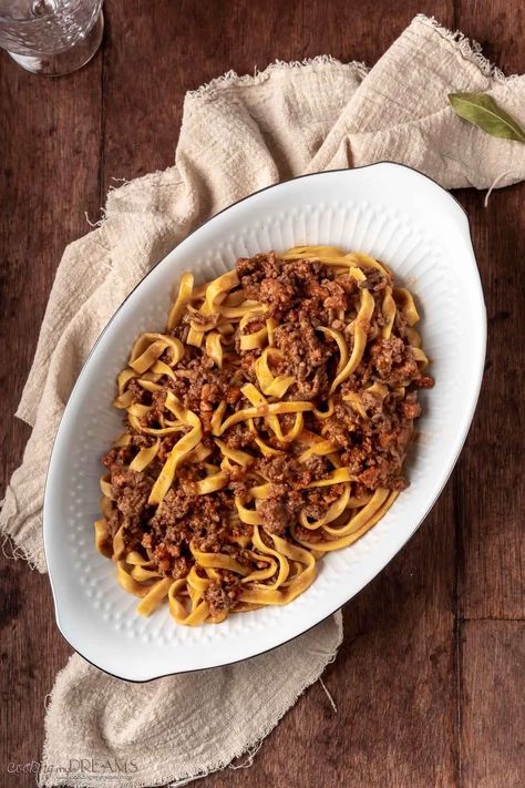 A classic and traditional Italian recipe. This beef ragù is what many Italian families make every Sunday for the family lunch for generations. Authentic Bolognese, Traditional Bolognese, Beef Ragu Recipe, Tagliatelle Bolognese, Fresh Pasta Recipes, Ragu Bolognese, Tagliatelle Pasta, Beef Ragu, Ragu Recipe