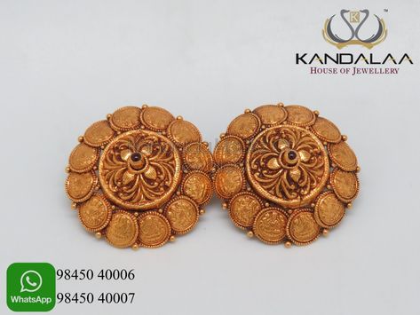 Antique jewellery studs becoming lighter and beautiful. Variety and tradition comes in tandem in these type of studs. Kasu Earrings Gold, Trendy Silver Jewelry, Gold Tops, Antique Gold Earrings, Gold Earrings Models, Modern Gold Jewelry, Gold Jewelry Simple Necklace, Gold Bridal Jewellery Sets, Ear Ring