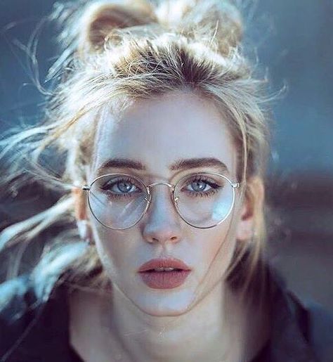 Carolina Porqueddu, Female Character Inspiration, Italian Beauty, Aesthetic People, Girls With Glasses, Pose Reference Photo, Womens Glasses, Looks Vintage, Glasses Fashion