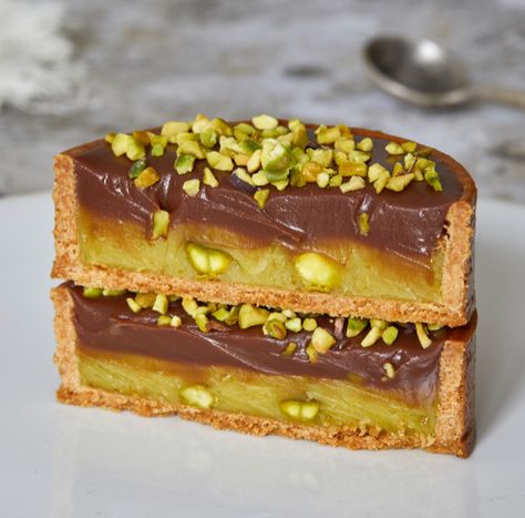 Tartelette pistache et chocolat au lait – Clélia Food & Photo Fruit Tart Recipe, Chocolate Garnishes, Halloween Food Treats, Gourmet Desserts, French Desserts, French Pastries, Baking Sweets, Sweet Tarts, Tart Recipes