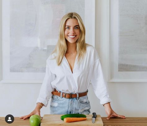 Food Blogger Headshots, Health Coaching Photoshoot, Nutrition Photoshoot Ideas, Kitchen Branding Photoshoot, Dietician Branding Photoshoot, Dietitian Headshots, Nutritionist Photoshoot Health Coach, Nutrition Coach Photography, Dietitian Photoshoot Ideas