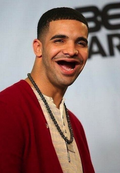 Drake. | 22 Celebrities Without Teeth HOLY CRAP! FUNNY Drake Meme, Teeth Humor, Celebrity Memes, Can't Stop Laughing, Smile On, Nicole Kidman, Laughing So Hard, Angelina Jolie, Celebrity Pictures