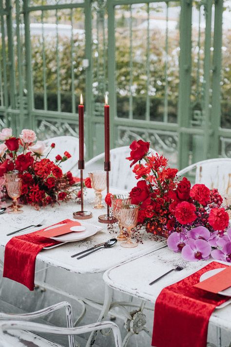 Red table decor inspiration Photo: @liluphotography.ch Red Flowers Party Decoration, Floral And Candle Table Decor, Red Flower Table Decorations, Red Napkin Table Setting, Pink Red Table Setting, Cny Table Setting, Pink And Red Table Setting, Red Decorations Party, Red Wedding Table Decor