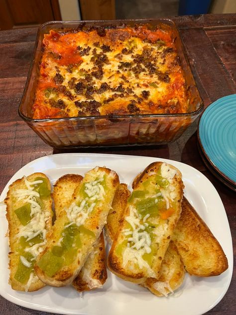 Sausage Green Chile Lasagna with Garlic Cheese Green Chile Bread - Easy DIY Recipes Green Chili Lasagna, Chili Lasagna, Cream Corn Casserole, No Boil Lasagna, White Bean Soup Recipes, Lasagna Ingredients, Traditional Lasagna, Slow Cooked Chicken, Bread Easy