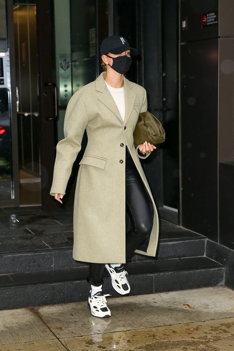 Hailey Baldwin Street Style, Hayley Bieber, Kitten Sweater, Hailey Bieber Style, Hailey Baldwin Style, Fall Chic, Trendy Fits, Beige Coat, Fashion Mood Board