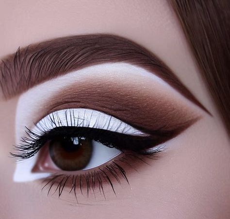 White an brown eyeshadow design #graphicliner Brown Makeup Looks, Eyeshadow Designs, Brown Makeup, Graphic Liner, Brown Eyeshadow, Musica Pop, Matte Eyeshadow, Brown Eyes, Makeup Inspo