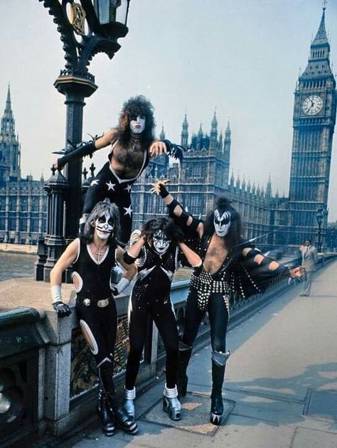 KISS - London 1976 (Westminster Bridge) Eric Singer, Detroit Rock City, Kiss Images, Rock Band Posters, Kiss Army, Kiss Pictures, Paul Stanley, Hot Band, Gene Simmons