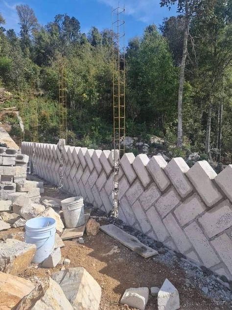 How To Lay Concrete, Building A Brick Wall, Fence Wall Design, Compound Wall Design, Brick Columns, Brick Laying, Construction Engineering, House Fence Design, Brick Fence